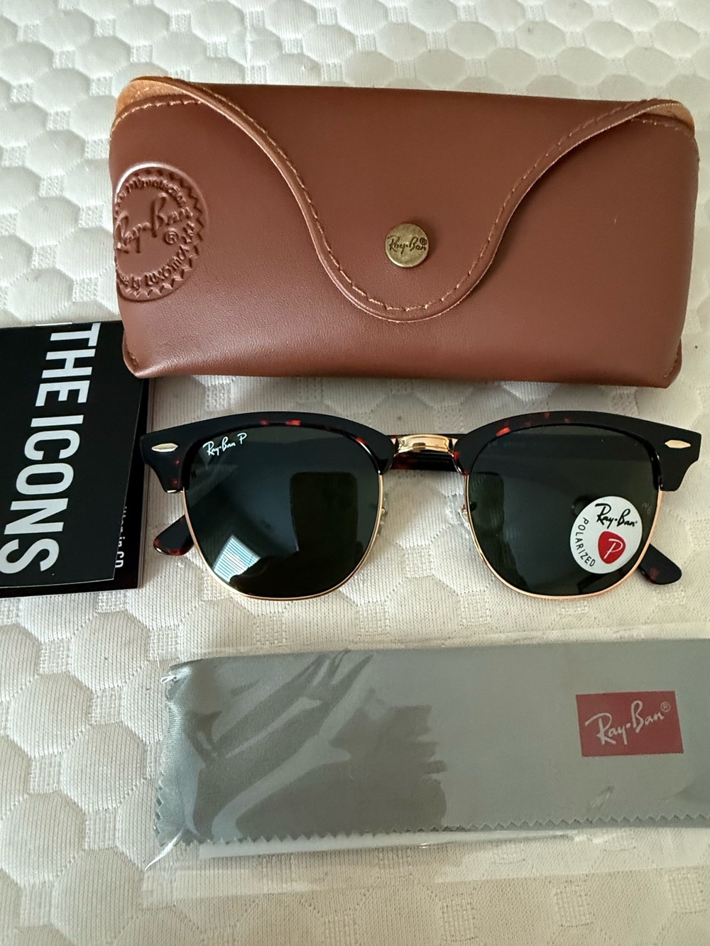 Ray-Ban Men’s Clubmaster Sunglasses in Black and Gold with Brown Case size 51mm